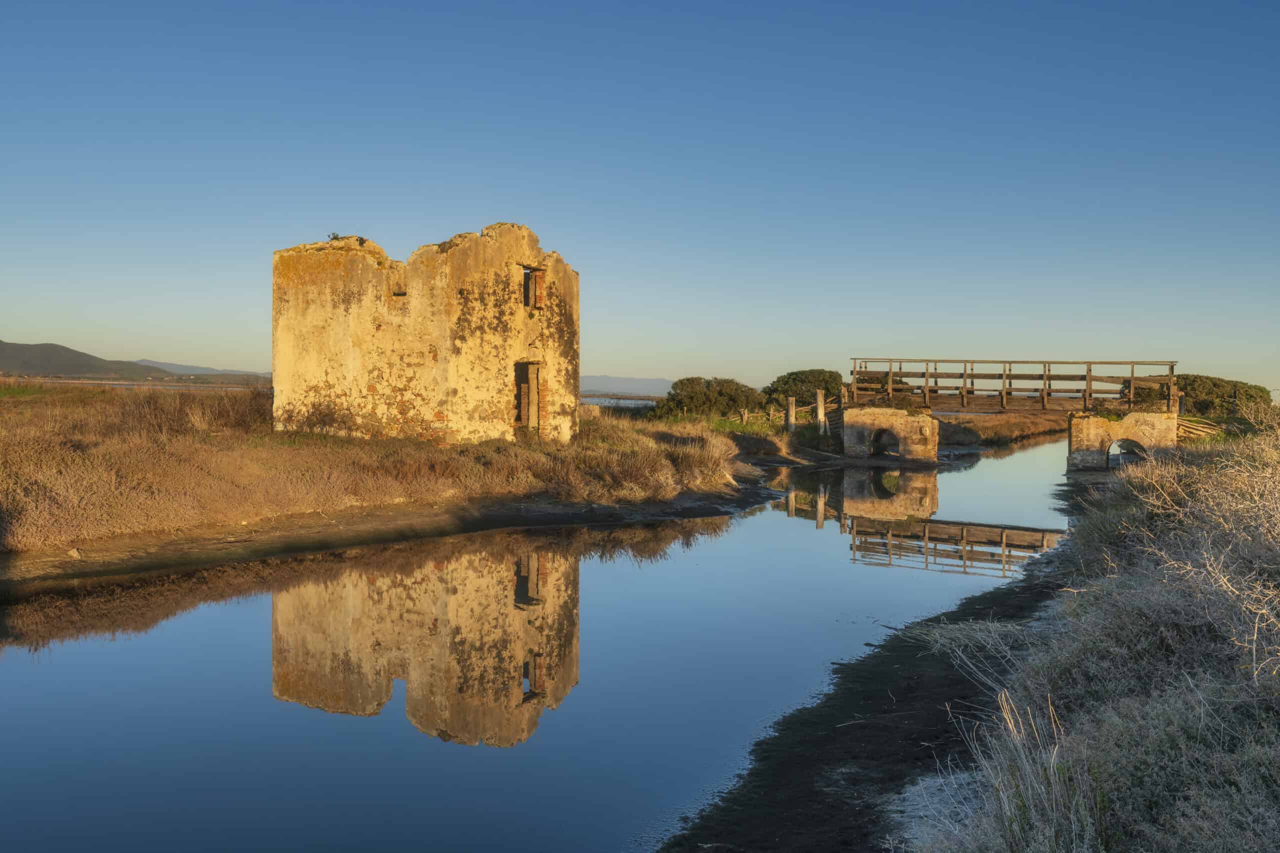 rovina di una casa vicino al canale