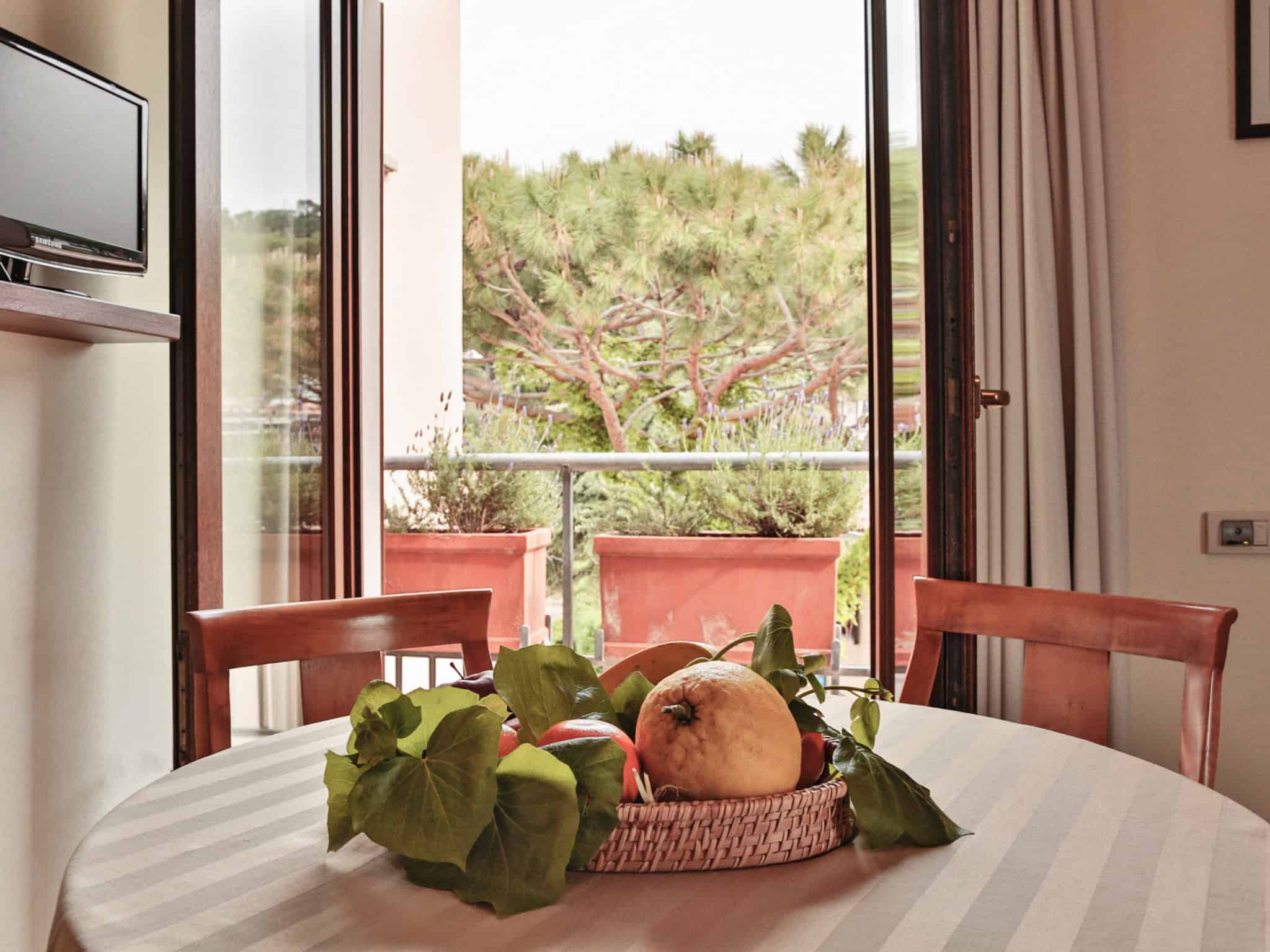 vista interna con tavolo e frutta fresca