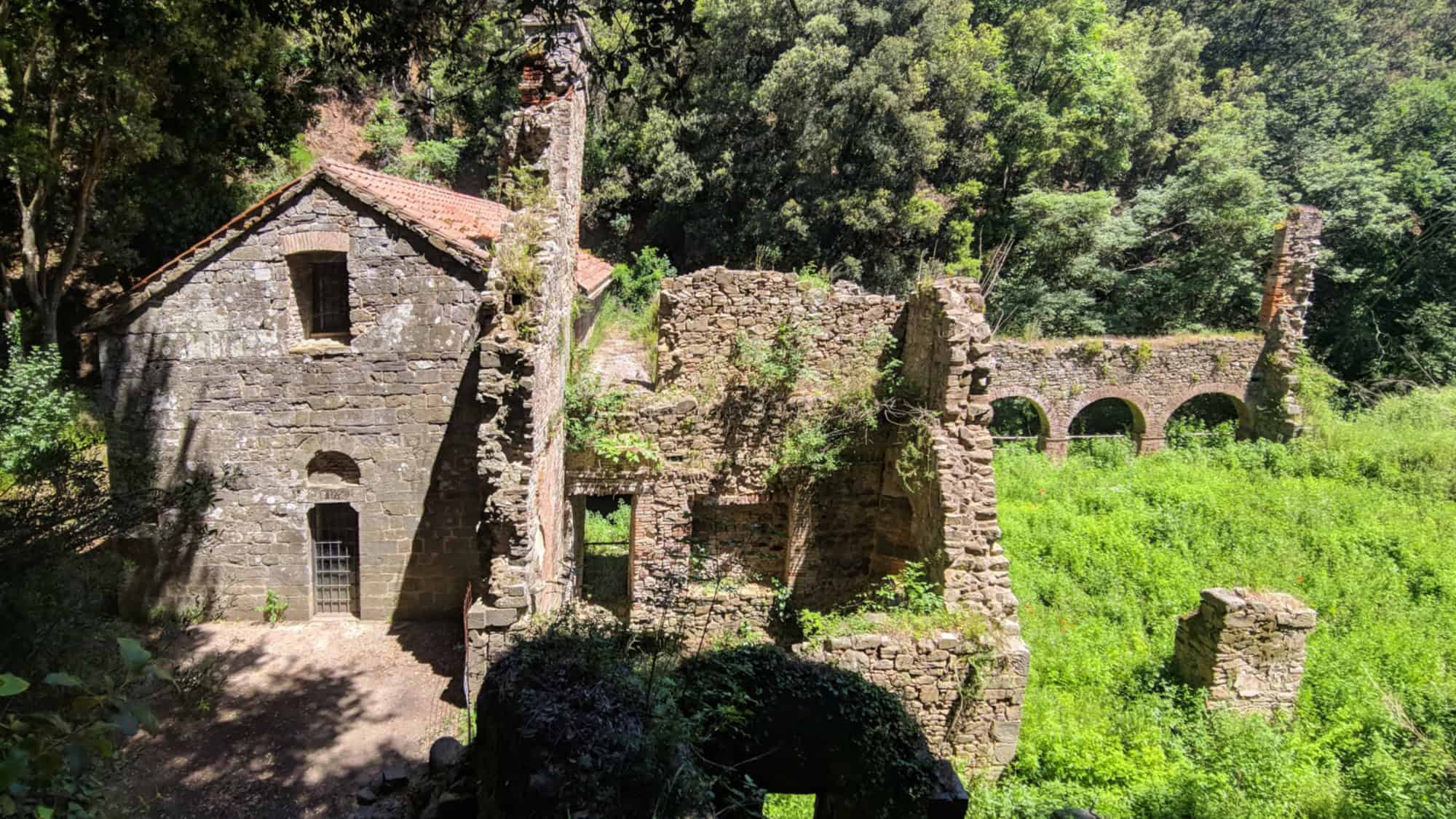 rovine di un antico eremo immerso nella natura