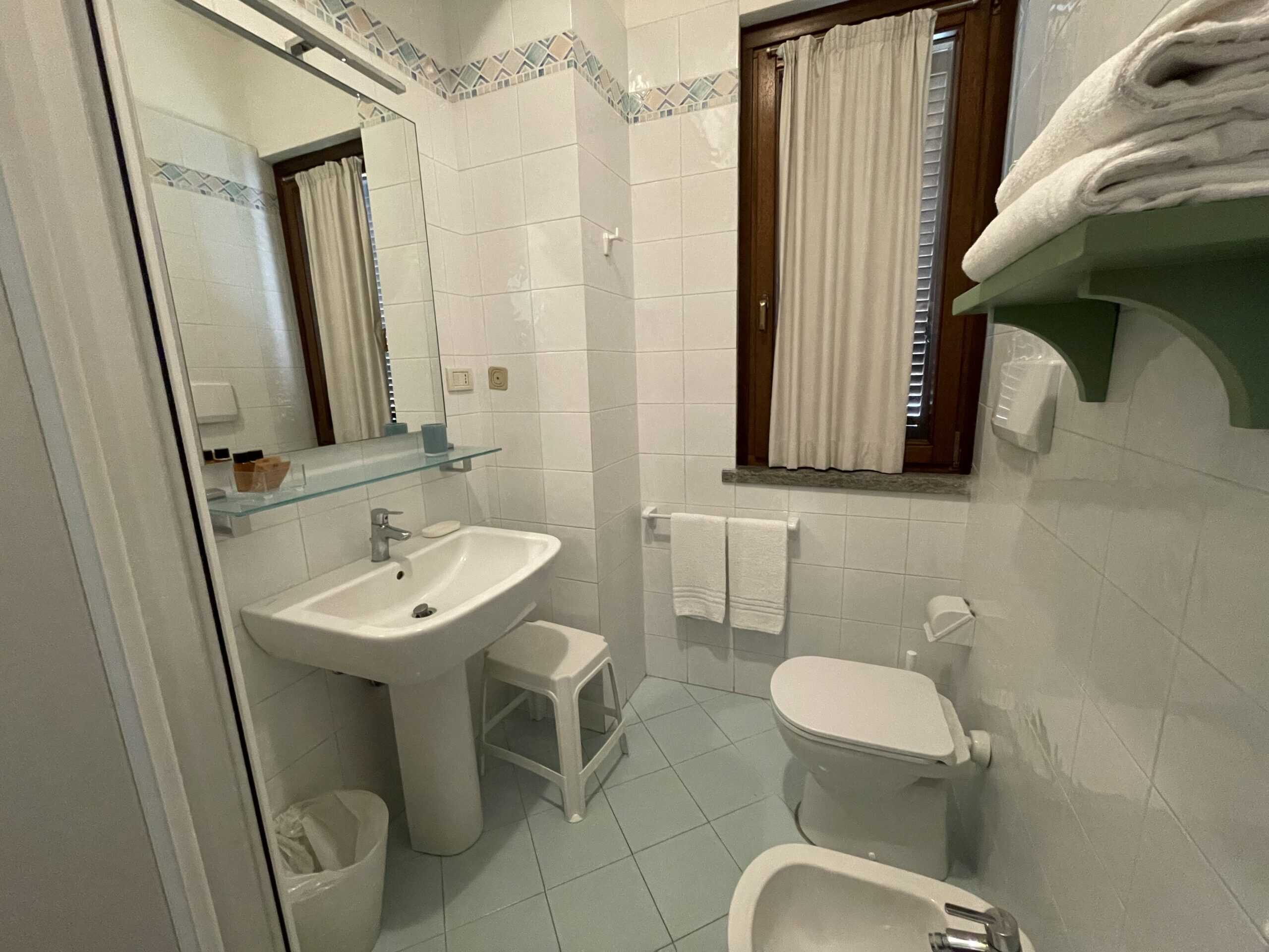 bagno moderno con sanitari e specchio