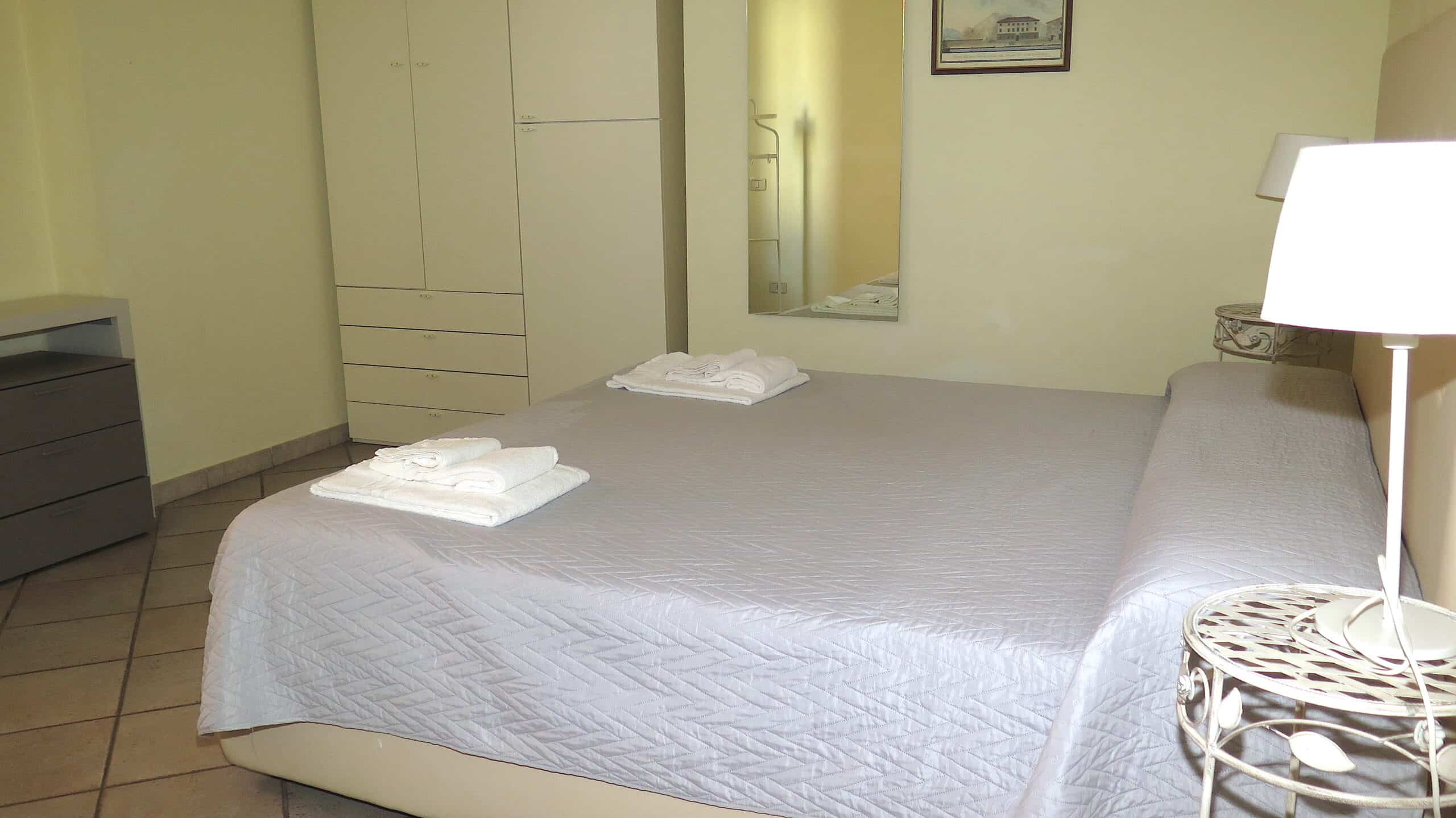 camera matrimoniale con lenzuola piegate