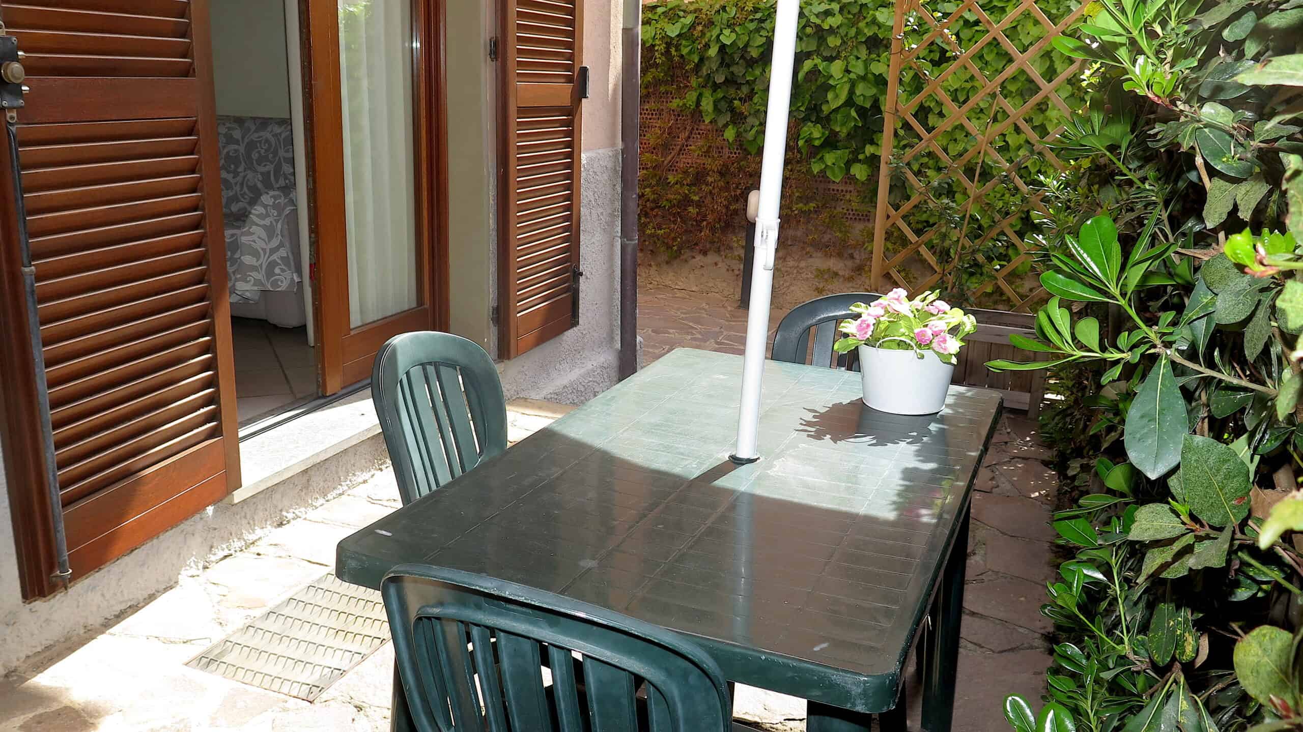 terrazza con tavolo e piante verdi