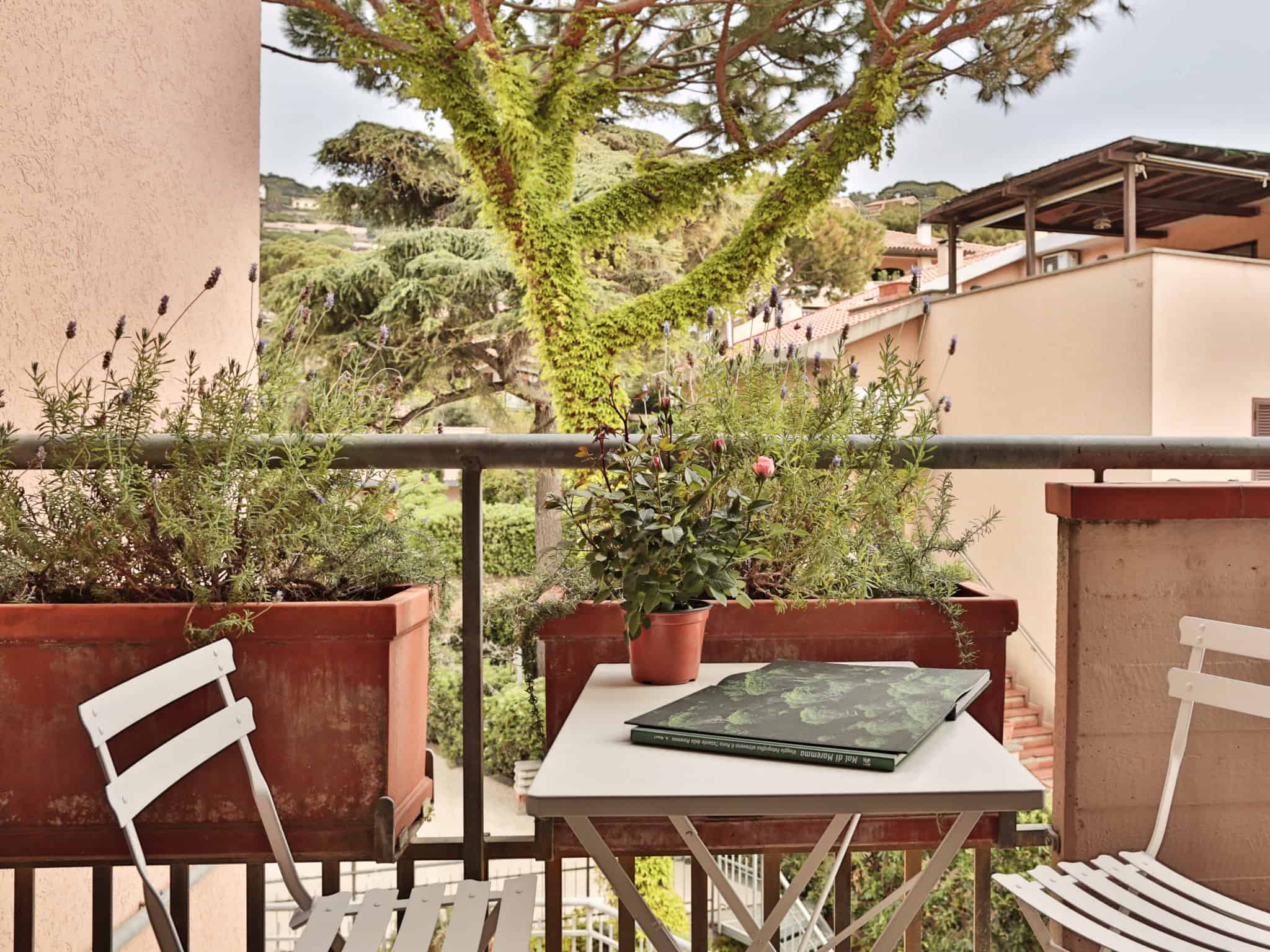 balcone con piante e tavolo bianco