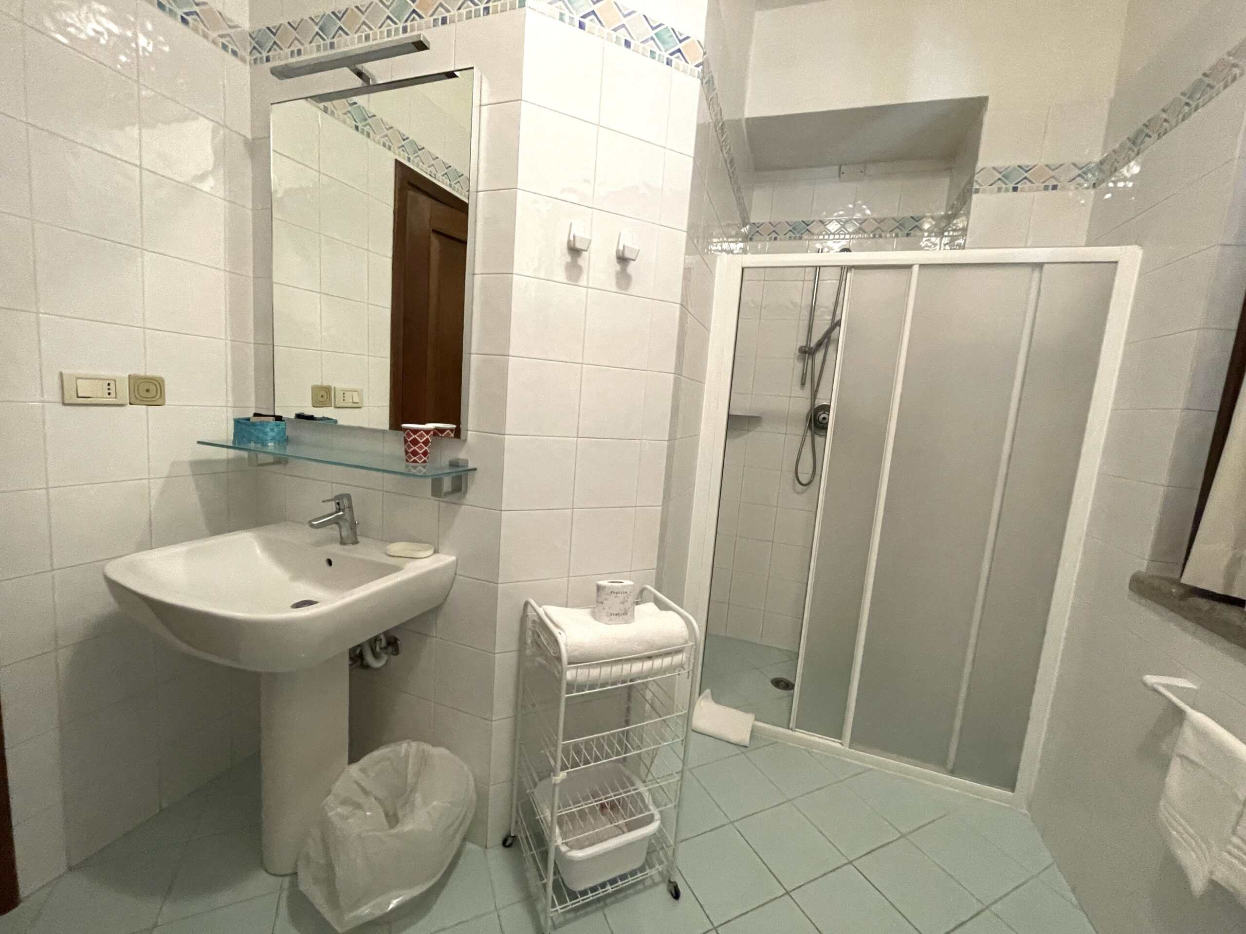 bagno moderno con doccia e specchio