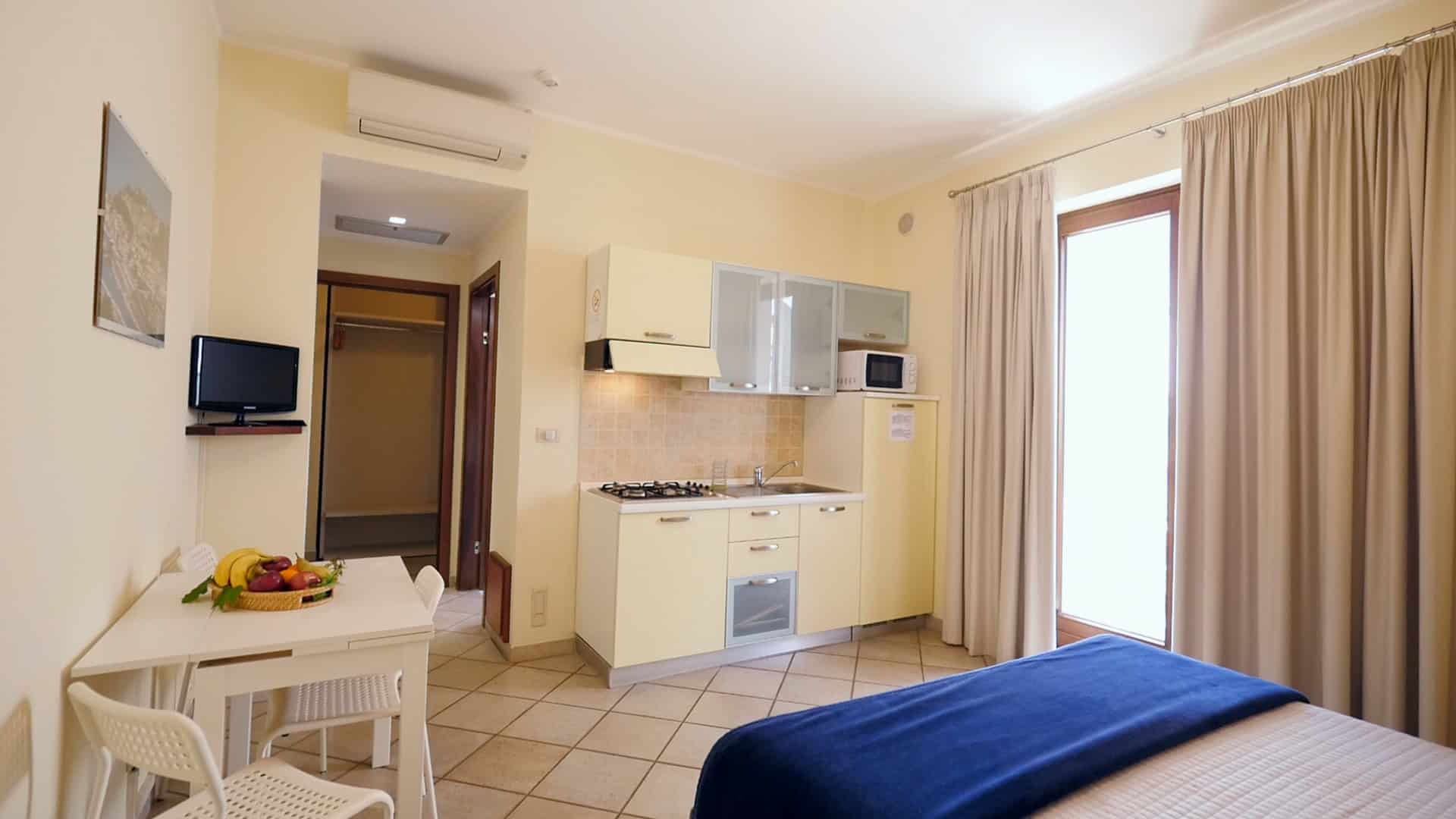 monolocale con cucina e tavolo da pranzo