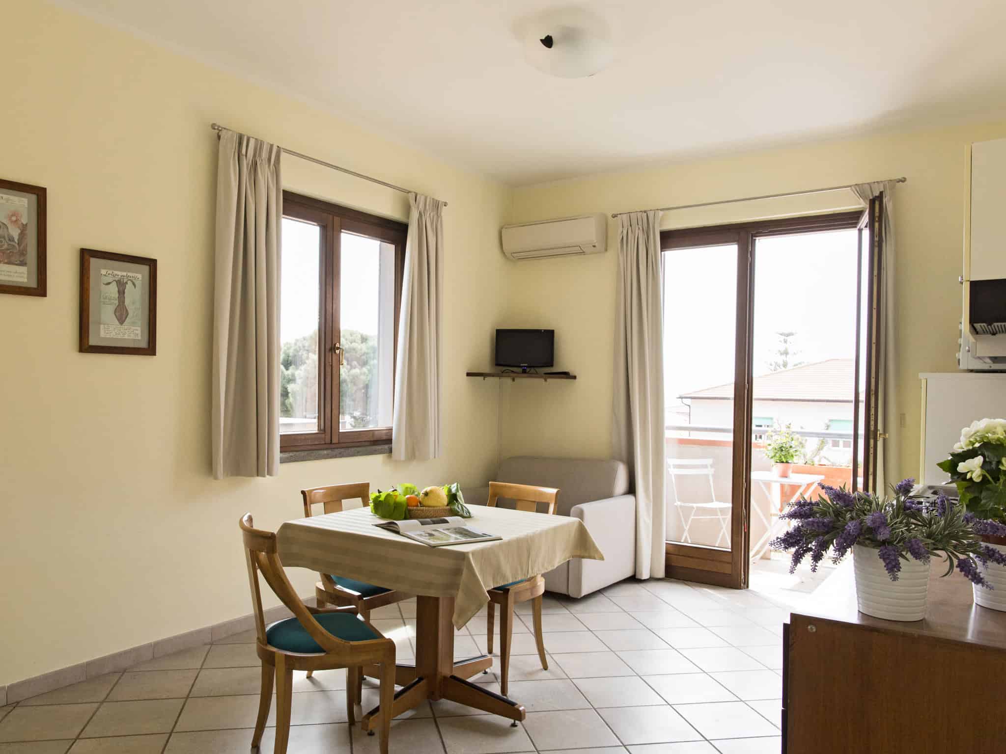 interno di un monolocale luminoso e accogliente