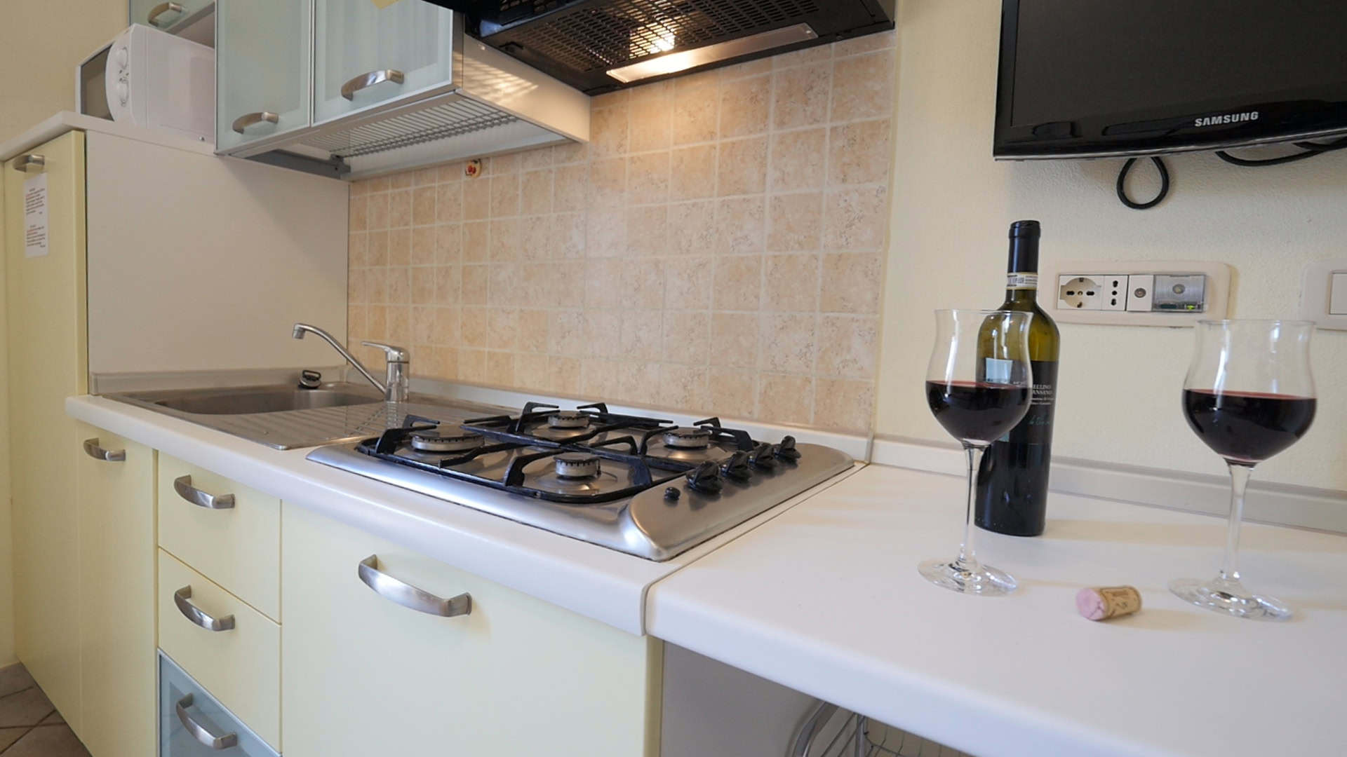 cucina attrezzata con vino e bicchieri