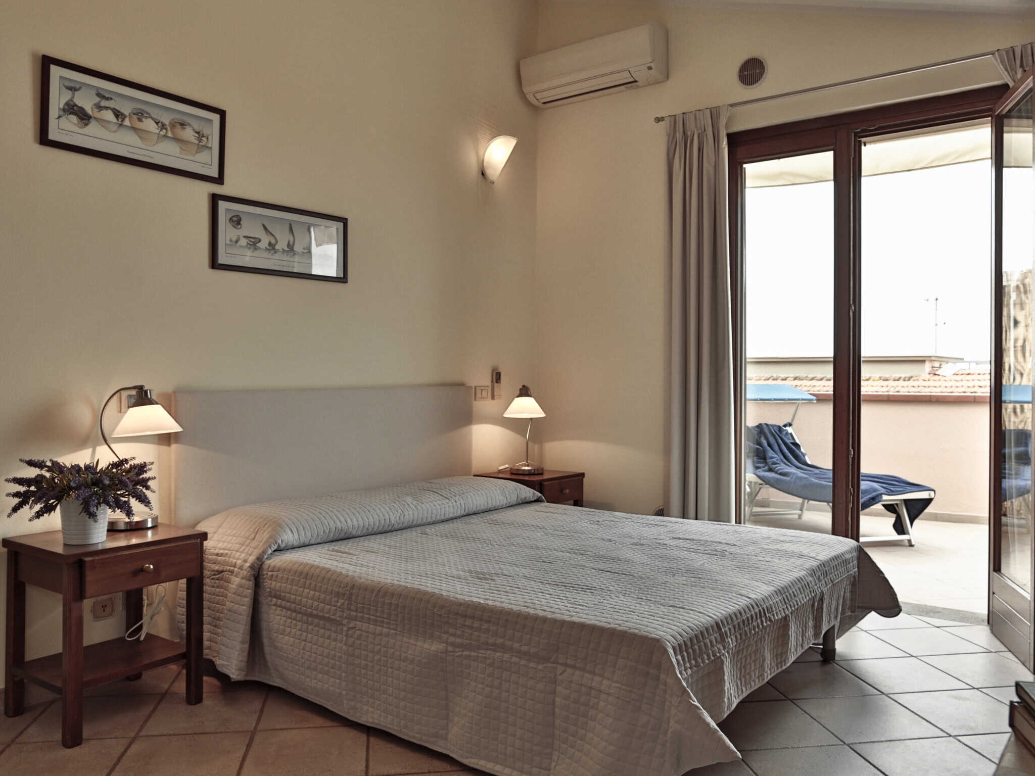 monolocale con letto e vista sul balcone