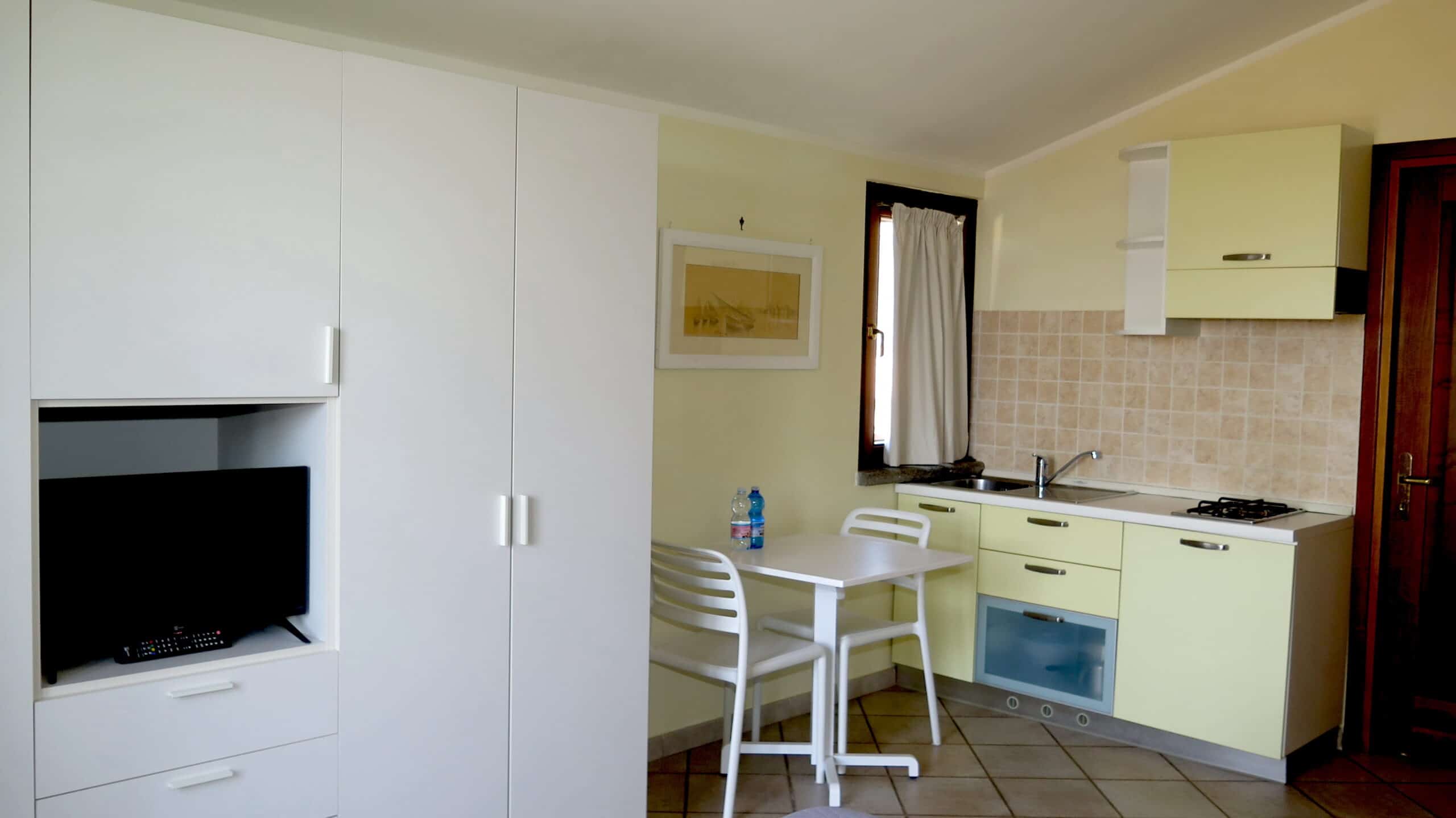 monolocale con cucina e tavolo da pranzo