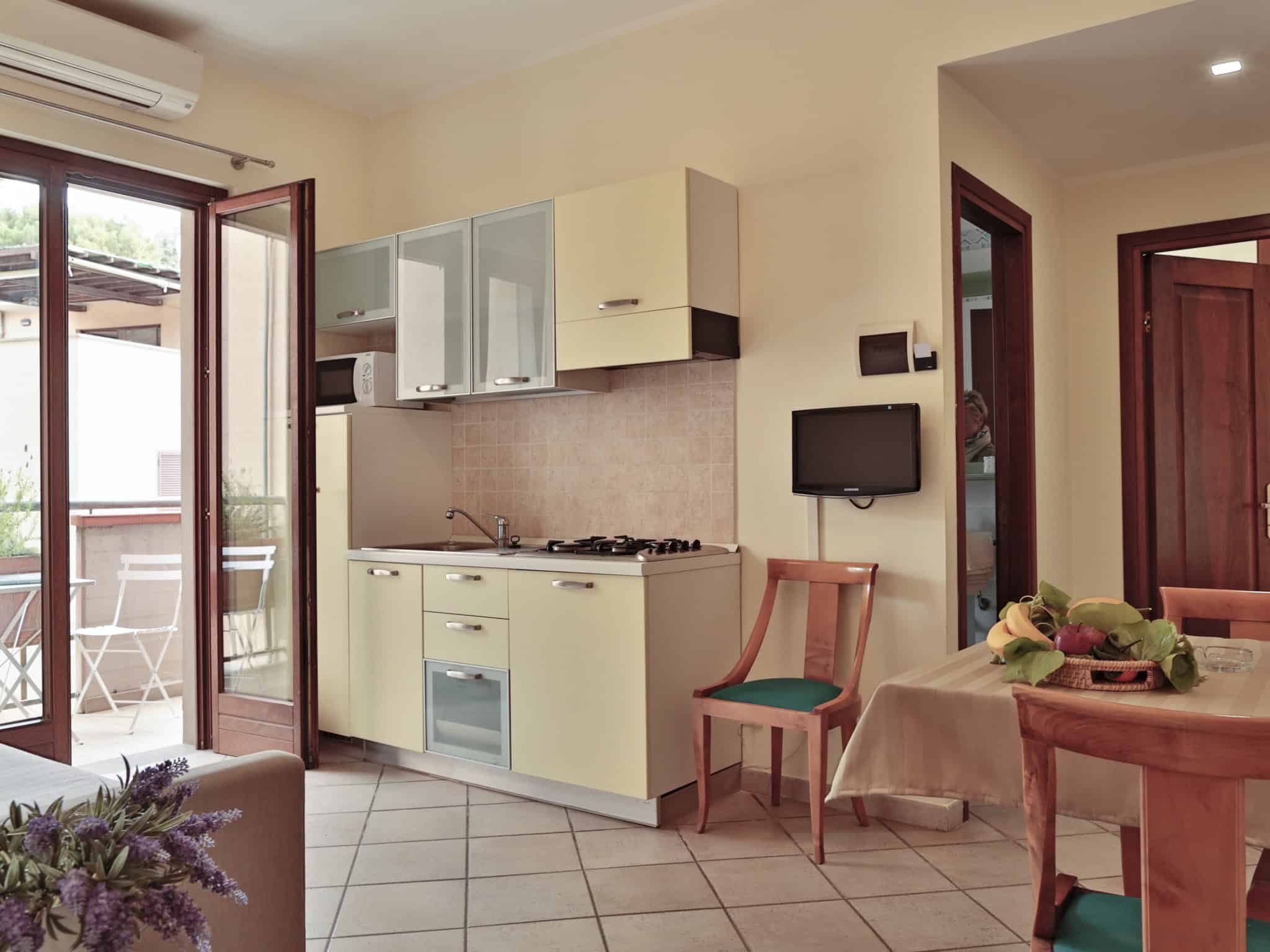 interno di un appartamento con cucina e tavolo