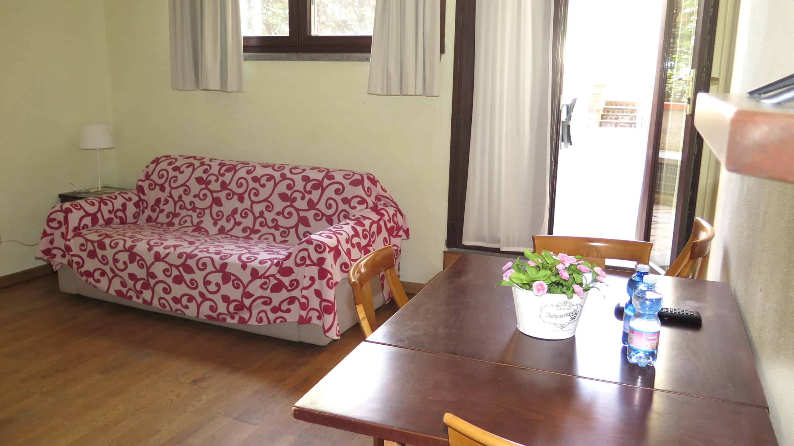 salone con divano e tavolo da pranzo