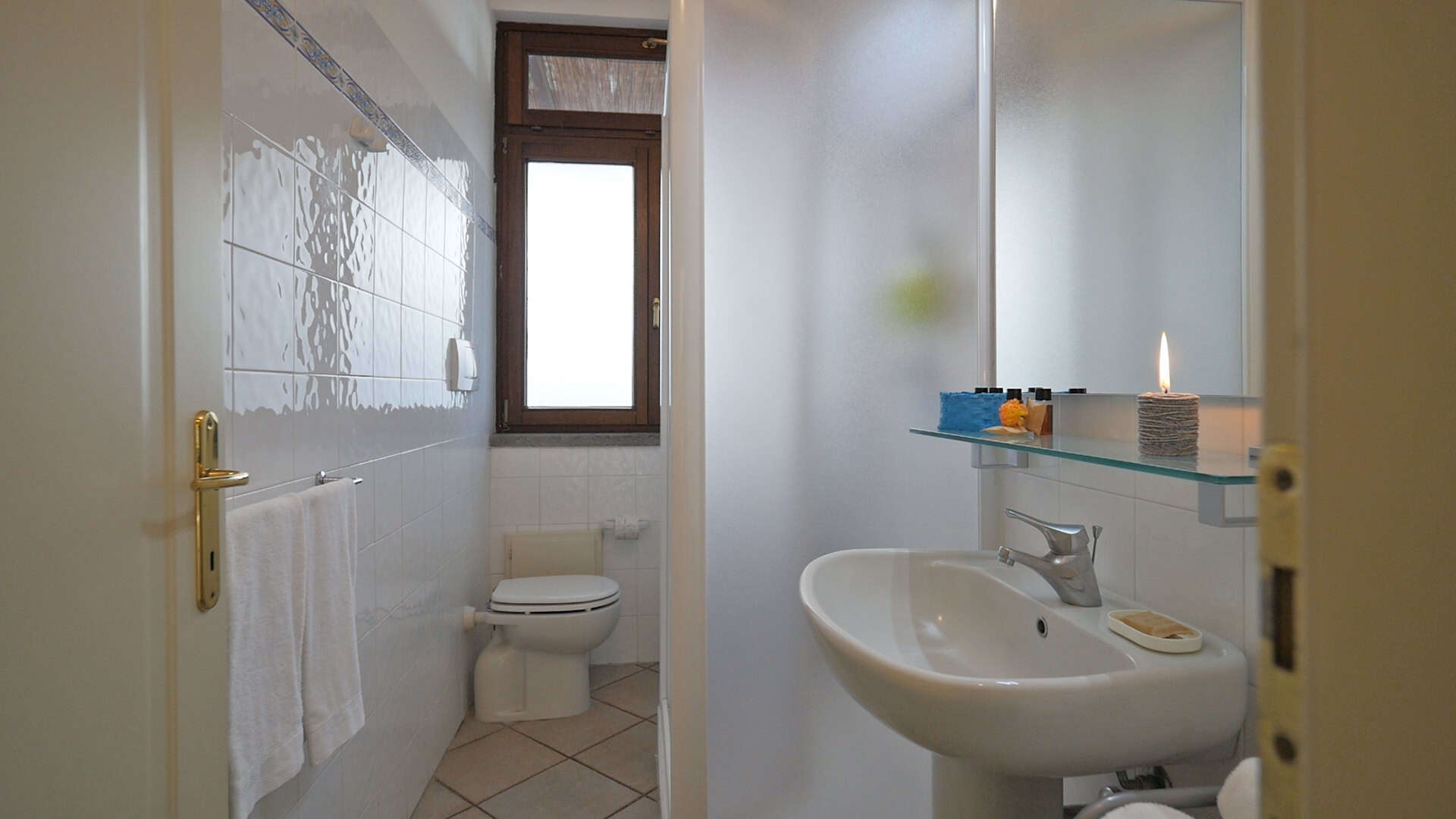 bagno luminoso con doccia e lavabo