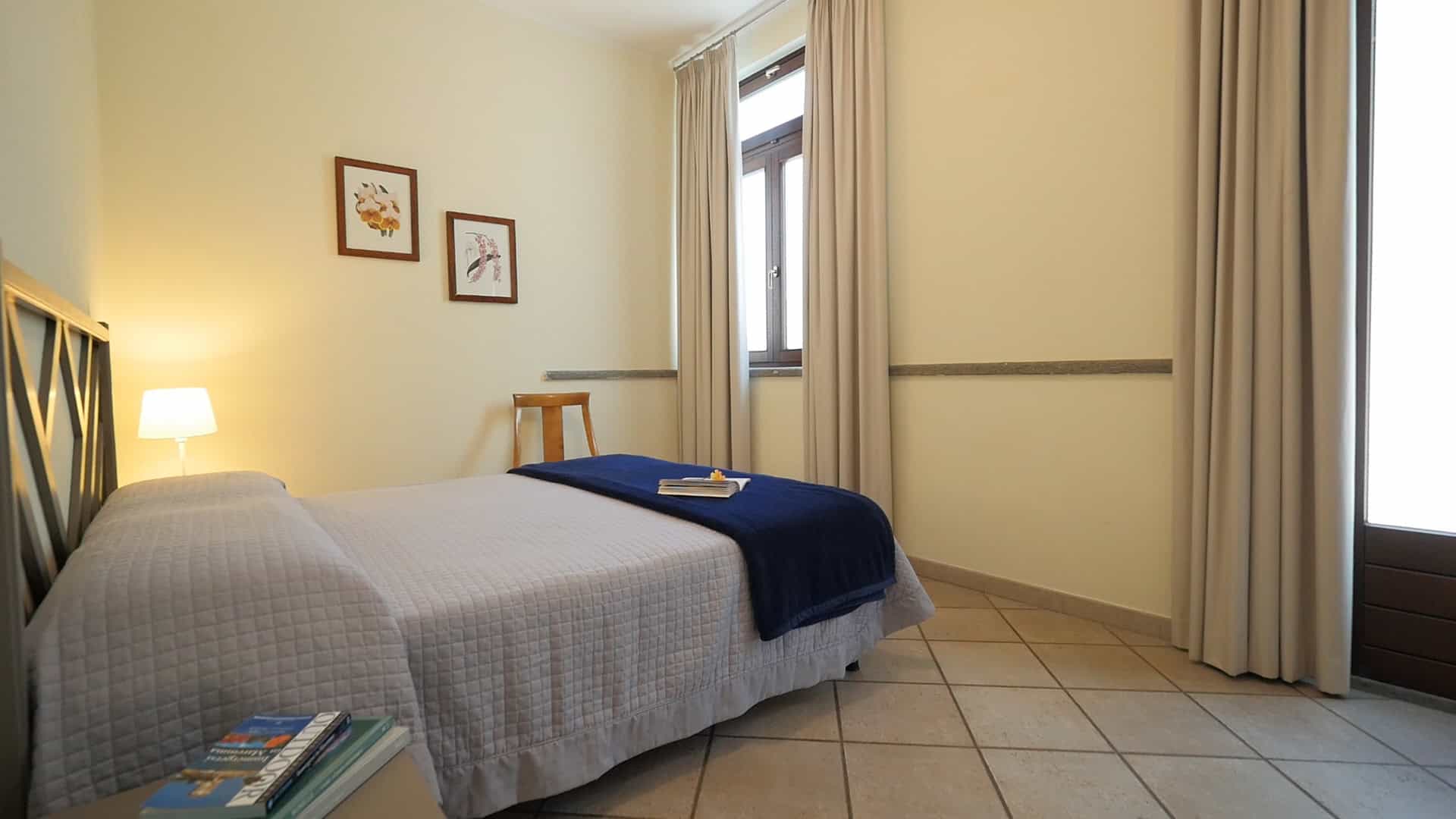 camera accogliente con letto e luce soffusa