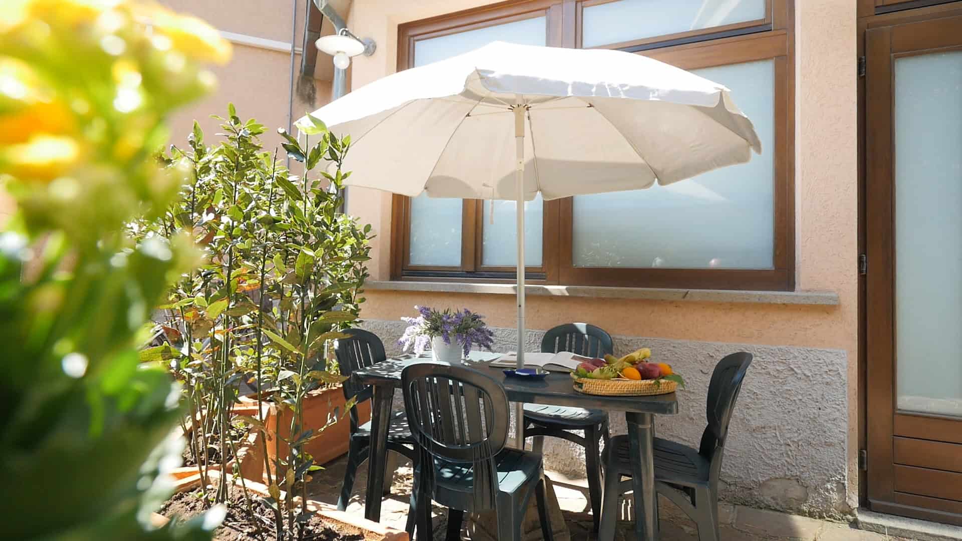 terrazza con tavolo e ombrellone