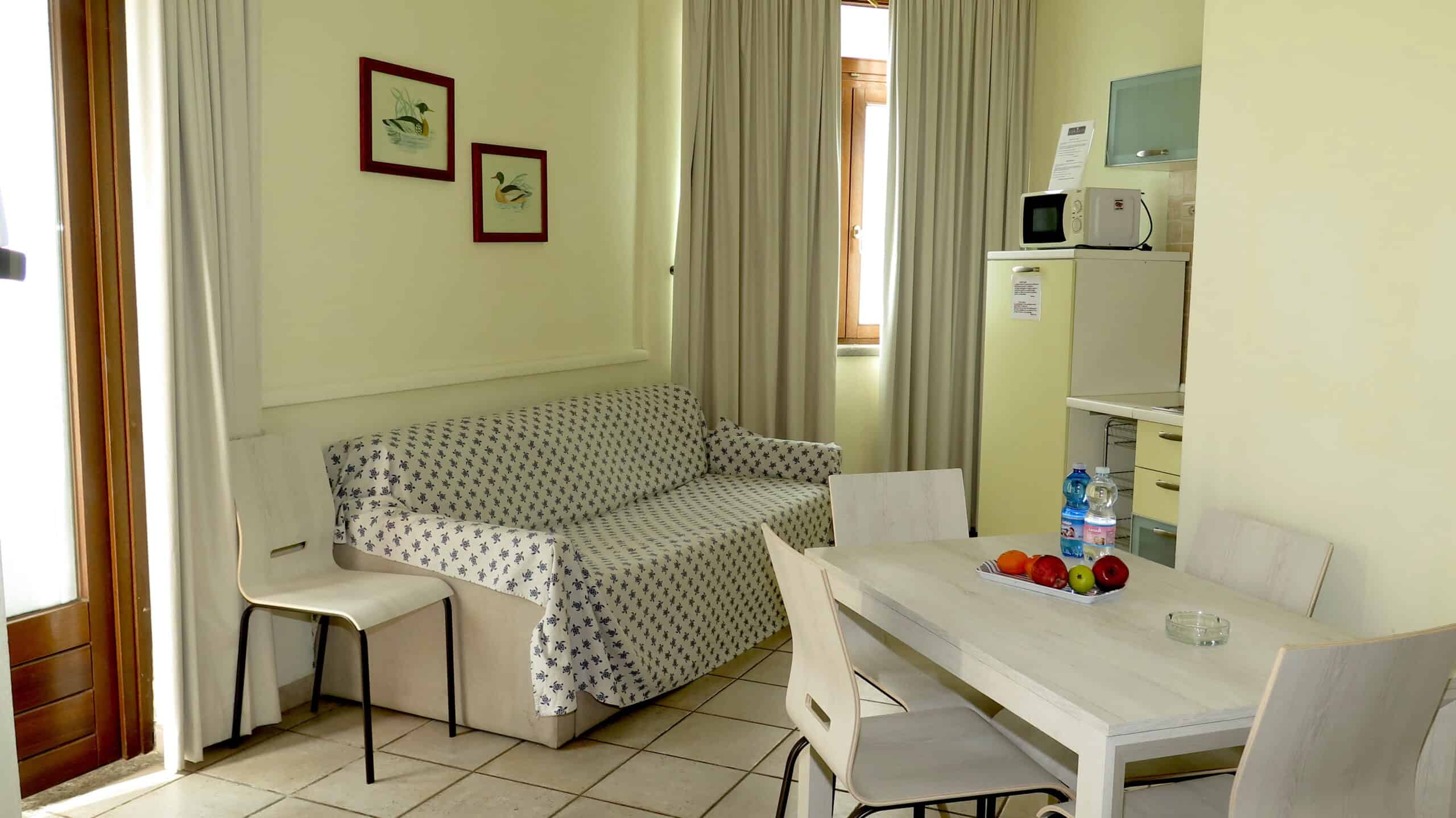 interno appartamento con soggiorno luminoso